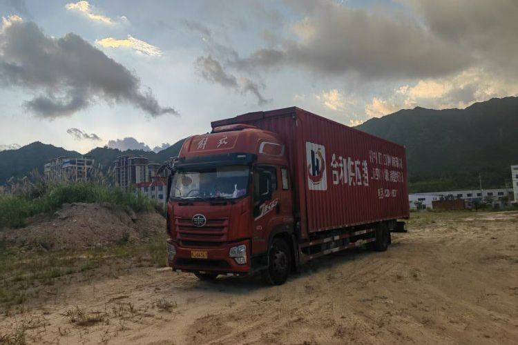 二手青岛解放 300马力 载货车