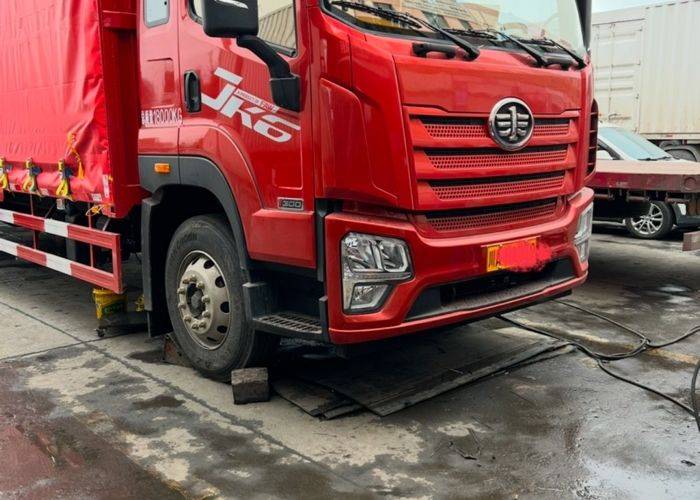 二手青岛解放 300马力 载货车