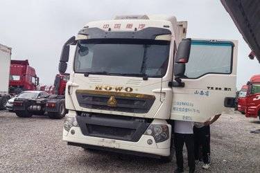 二手中国重汽 HOWO TX5 旗舰版 290马力 4X2 9.8米AMT自动档厢式载货车(国六) 单桥 曼二手载货车 黄牌图片