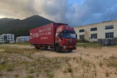 二手青岛解放 JK6中卡 300马力 4X2 9.78米厢式载货车(国六) 单桥 玉柴二手载货车 黄牌图片