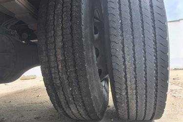 二手一汽解放 J6L中卡 180马力 4X2 7.7米厢式载货车底盘(CA5160XXYP62K1L5A2E4)(国五) 单桥 一汽解放二手载货车 黄牌图片