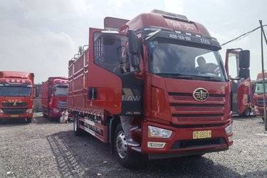 二手一汽解放 J6L中卡 尊享版 绿通 260马力 4X2 6.75米仓栅式载货车(国六) 单桥 锡柴二手载货车 黄牌