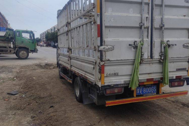 东风小霸王 123马力 载货车