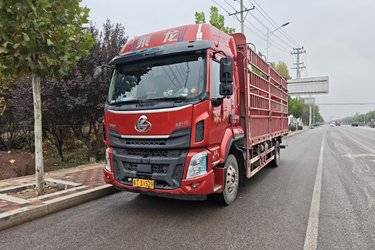 二手东风柳汽 乘龙H5中卡 240马力 4X2 6.8米仓栅式载货车(国五) 单桥 玉柴二手载货车 黄牌图片
