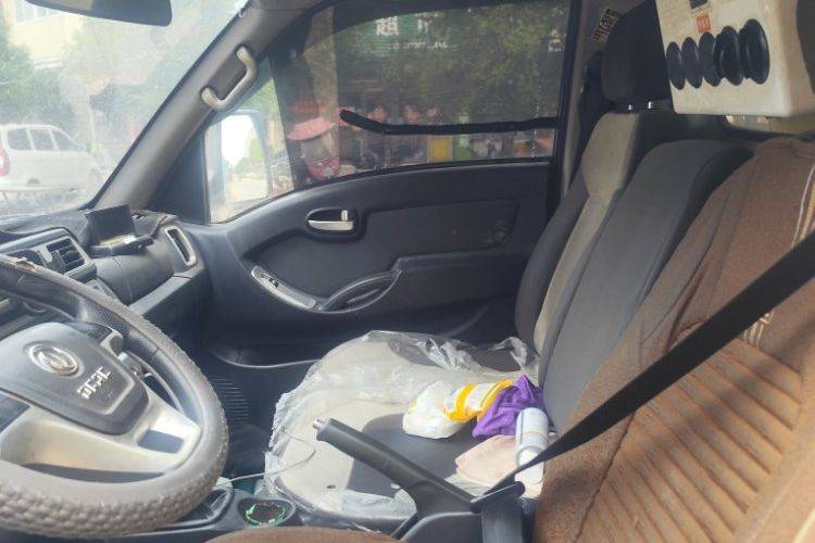 东风小霸王 123马力 载货车