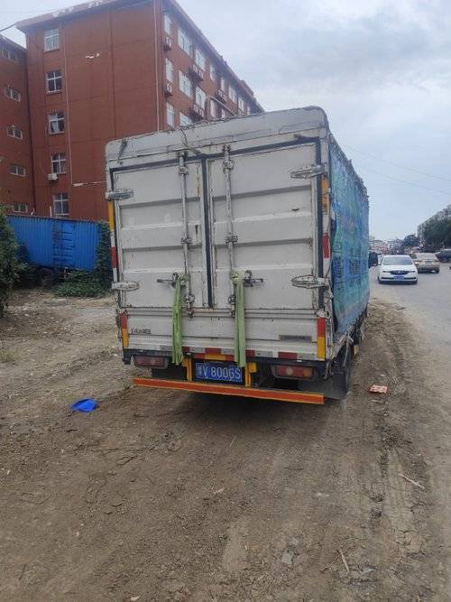 东风小霸王 123马力 载货车