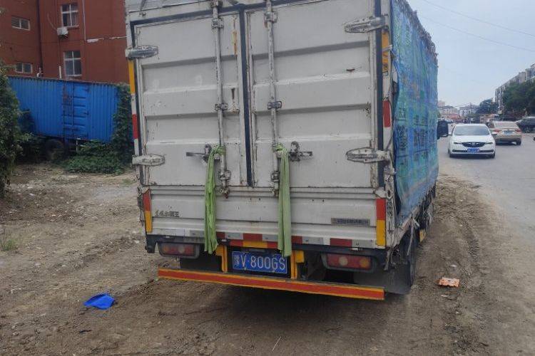 东风小霸王 123马力 载货车