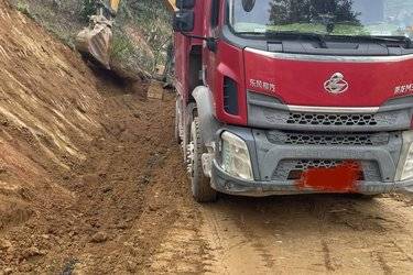 二手东风柳汽 新乘龙M3 200马力 6X2 5米自卸车(10挡)(国五) 前四后四 玉柴二手自卸车 黄牌图片