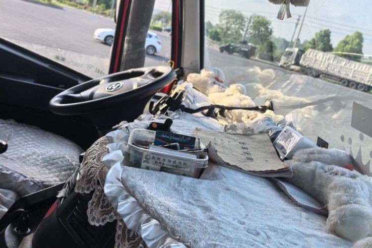 二手上汽红岩 520马力 自卸车