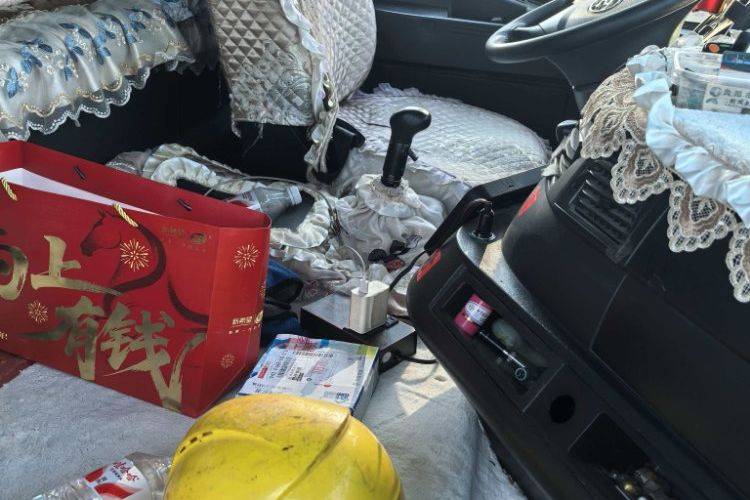 二手上汽红岩 520马力 自卸车
