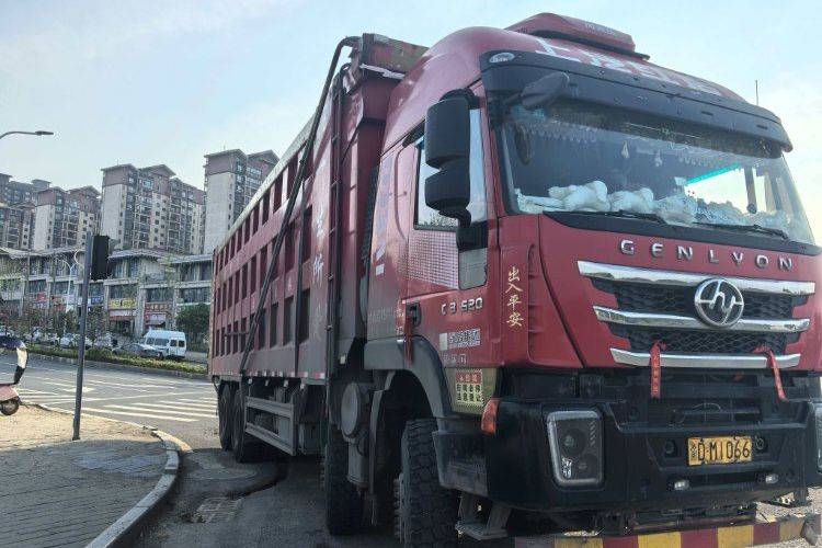 二手上汽红岩 520马力 自卸车