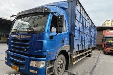 二手青岛解放 龙VH中卡 220马力 4X2 9.65米厢式载货车(国五) 单桥 锡柴二手载货车 黄牌图片