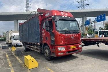 二手一汽解放 新J6L重卡 220马力 4X2 6.75米仓栅式载货车(国六) 单桥 大柴二手载货车 黄牌图片