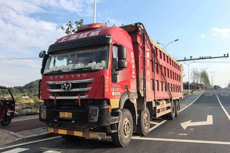 二手上汽红岩 520马力 自卸车
