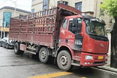 二手一汽解放 J6L中卡 2019款 240马力 6X2 7.7米仓栅式载货车(国五) 前四后四 大柴二手载货车 黄牌图片