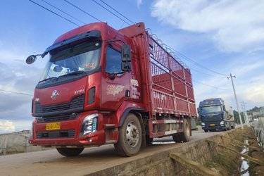 二手东风柳汽 新乘龙M3 220马力 4X2 5.8米仓栅式载货车(国六) 单桥 玉柴二手载货车 黄牌图片