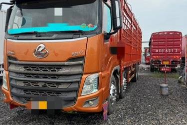二手东风柳汽 乘龙H7重卡 350马力 8X4 9.4米仓栅式载货车(国五) 前四后八 玉柴二手载货车 黄牌图片