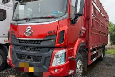 二手东风柳汽 乘龙H5中卡 240马力 4X2 6.8米仓栅式载货车(国五) 单桥 玉柴二手载货车 黄牌
