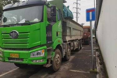 二手一汽解放 新J6P重卡 375马力 8X4 7.8米自卸车(国五) 前四后八 锡柴二手自卸车 黄牌图片