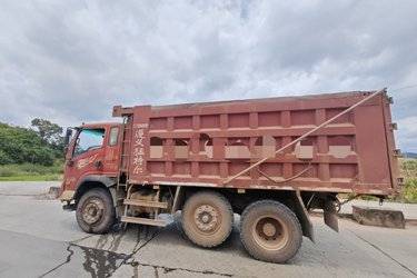 二手中国重汽成都商用车 力狮 220马力 6X2 4.7米自卸车(国六) 前四后四 潍柴二手自卸车 黄牌