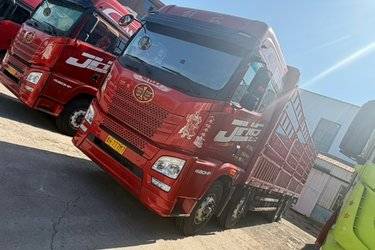 二手青岛解放 JH6重卡 领航版2.0 460马力 8X4 9.4米仓栅式载货车(国五) 前四后八 锡柴二手载货车 黄牌图片