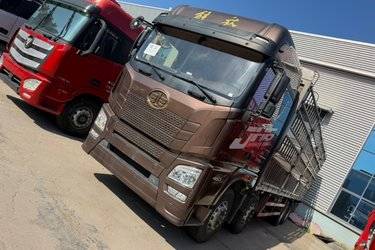 二手青岛解放 JH6重卡 领航版2.0 460马力 8X4 9.4米仓栅式载货车(国五) 前四后八 锡柴二手载货车 黄牌图片