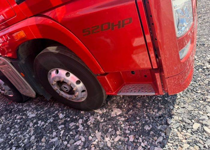 二手青岛解放 520马力 载货车