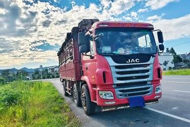 二手江淮 格尔发A5L中卡 220马力 6X2 7.2米仓栅式载货车(国五) 前四后四 玉柴二手载货车 黄牌图片