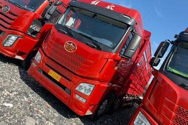 二手青岛解放 JH6重卡 520马力 8X4 9.4米AMT自动档仓栅式载货车(国六) 前四后八 锡柴二手载货车 黄牌图片