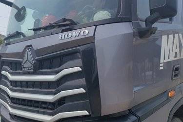 二手中国重汽 HOWO Max重卡 460马力 6X4 CNG牵引车(国六) 双驱 潍柴二手牵引车 黄牌图片