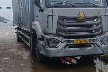 二手中国重汽 HOWO TX7 270马力 4X2 9.6米厢式载货车(国六) 单桥 潍柴二手载货车 黄牌图片