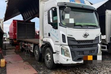 二手东风柳汽 乘龙H5重卡 290马力 8X2 9.4米厢式载货车(国五) 前四后六 玉柴二手载货车 黄牌图片