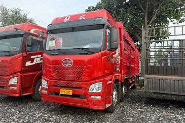 二手青岛解放 JH6重卡 领航版2.0 350马力 8X2 9.5米仓栅式载货车(国六) 前四后六 锡柴二手载货车 黄牌图片