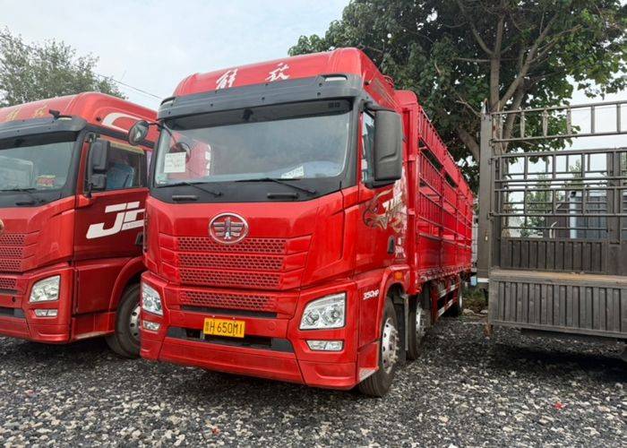二手青岛解放 350马力 载货车