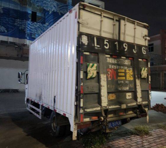 二手飞碟奥驰 156马力 载货车