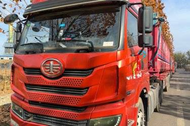 二手青岛解放 悍VH 480马力 6X4 AMT自动档牵引车(国六) 双驱 潍柴二手牵引车 黄牌图片