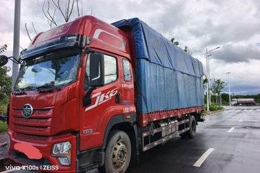 二手青岛解放 JK6中卡 240马力 4X2 6.8米仓栅式载货车(国六) 单桥 玉柴二手载货车 黄牌图片