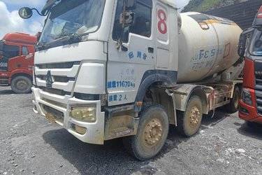 二手中国重汽 HOWO重卡 380马力 8X4 5.5方混凝土搅拌车底盘(国五) 前四后八 中国重汽二手搅拌车