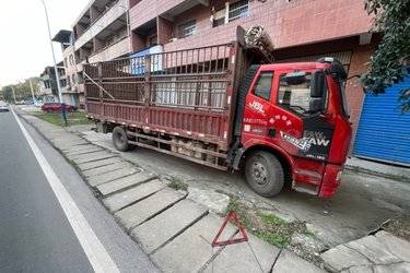 二手一汽解放 J6L中卡 精英版 240马力 4X2 6.8米厢式载货车(国五) 单桥 康明斯二手载货车 黄牌图片