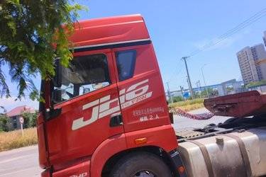 二手青岛解放 JH6重卡 420马力 6X4牵引车(国五) 双驱 锡柴二手牵引车 黄牌图片