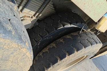 二手上汽红岩 杰狮重卡 350马力 6X4 5.6米自卸车(国五) 后八轮 上菲红二手自卸车 黄牌