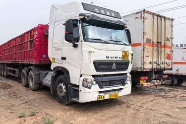 二手中国重汽 HOWO T7H重卡 460马力 6X4危险品牵引车(国六)(液缓)(国六) 双驱 曼二手牵引车 黄牌