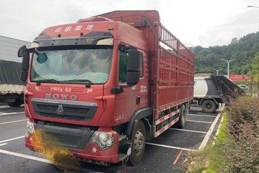二手中国重汽 HOWO TX重卡 240马力 4X2 6.75米仓栅式载货车(国五) 单桥 曼二手载货车 黄牌图片