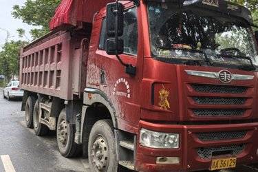 二手青岛解放 悍V重卡 270马力 8X4 6米自卸车(国五) 前四后八 潍柴二手自卸车 黄牌图片