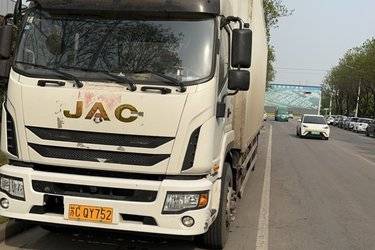 二手江淮 德沃斯Q9 220马力 4X2 9.8米排半厢式载货车(国六) 单桥 安徽康明斯二手载货车 黄牌图片