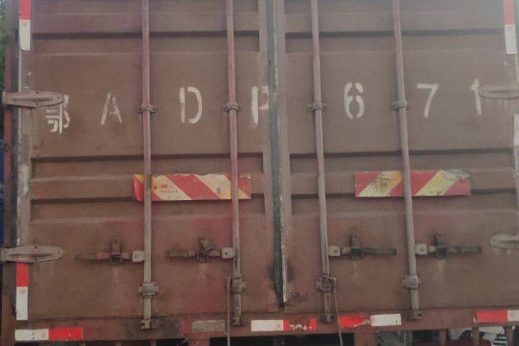 二手东风新疆 180马力 载货车