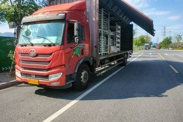 二手青岛解放 龙V 2.0 220马力 6X2 9.6米厢式载货车(国五) 前四后四 安徽康明斯二手载货车 黄牌