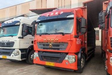 二手中国重汽 HOWO TX 290马力 4X2 9.6米厢式载货车(国六) 单桥 曼二手载货车 黄牌图片