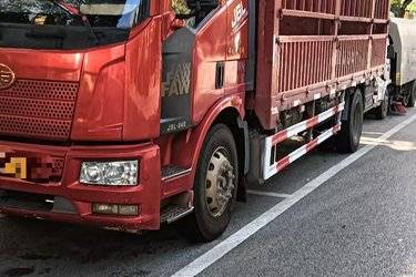 二手一汽解放 J6L中卡 2019款 240马力 6X2 6.8米仓栅式载货车(国五) 前四后四 大柴二手载货车 黄牌图片