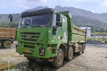 二手上汽红岩 新金刚M500 336马力 8X4 5.6米渣土自卸车(国五) 前四后八 潍柴二手自卸车 黄牌